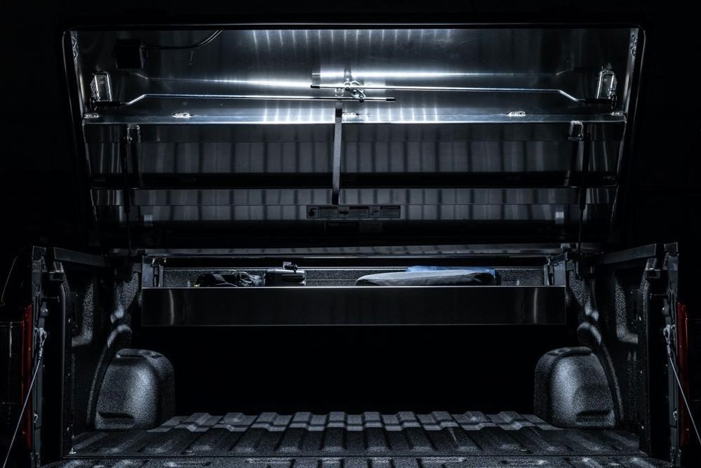 lightontailgatepanel-rearviewdark_web_1000x